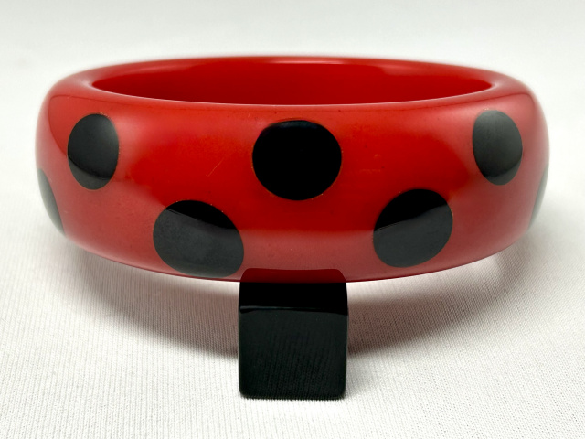SZ21 Shultz red with black up and down dots bakelite bangle